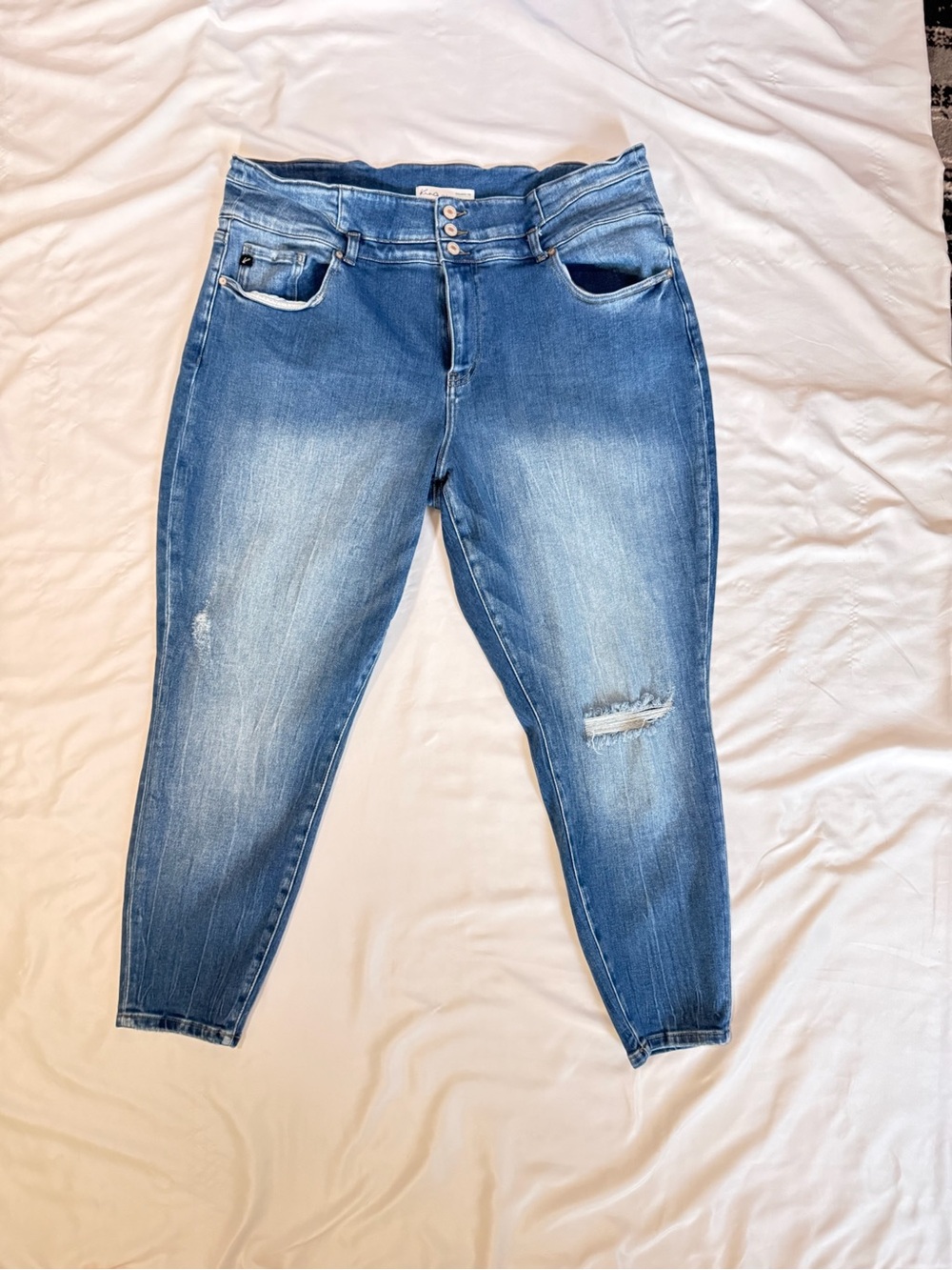 KanCan Medium Blue Distressed Cropped Ankle Jeans